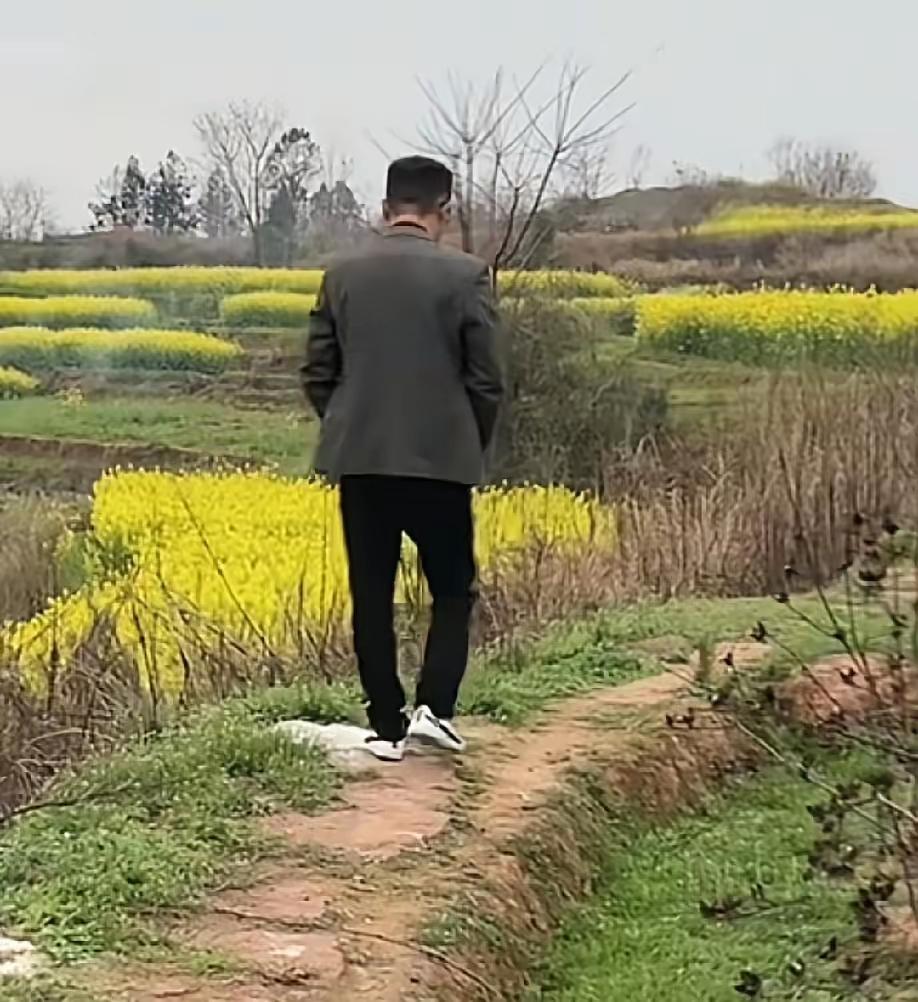 母亲头一回专门去女儿家里瞧瞧，天刚蒙蒙亮就出门了。她手里拎着个布袋子，里面是女儿