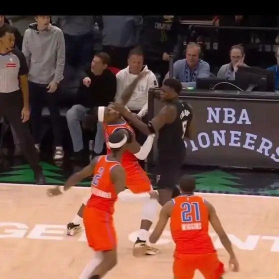 《大快人心！爱德华兹受够了多尔特的骚扰，给其一肘吃技术犯规》播放量：490作者：