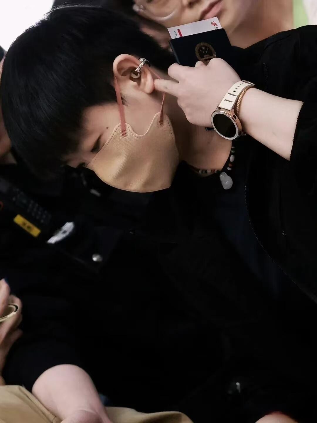 孙颖莎酷girl小宝今天的穿搭太飒了🤩，白白净净的，开始以为口罩戴反了，原来这