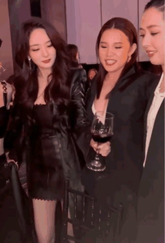 第二代向太直接拒绝了她递过来的酒，杨幂脸色顿时有点尴尬，现在的郭碧婷完全不会被谁