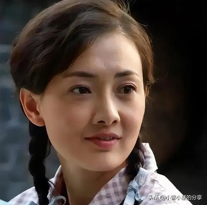 每次看到牛莉的模样，我都不由自主的停下来，多看两眼，太美了，年轻时就是大美人，现