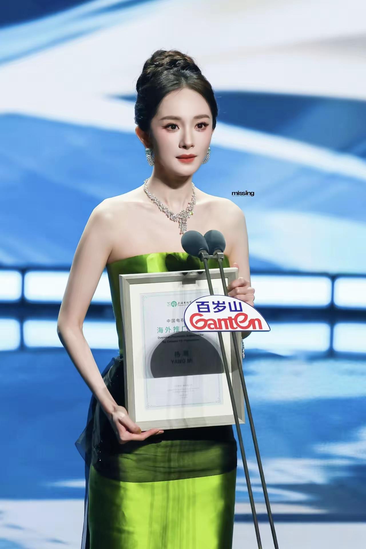 我们并没有看出杨幂有什么失落，反而看到了她眼里的光，是那么明亮清澈！