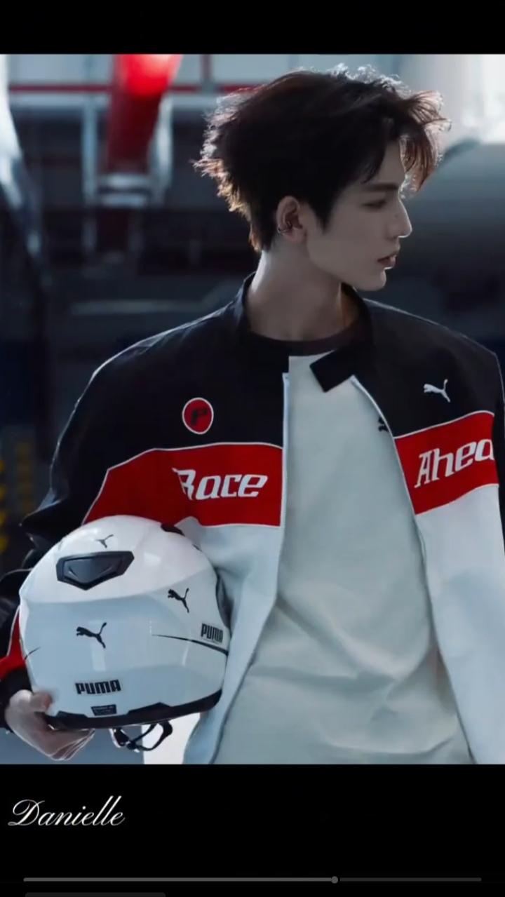 张凌赫赛车风造型刷屏全网！酷飒气场拉满，帅到让人失语
 
近日，张凌赫亮相品牌活