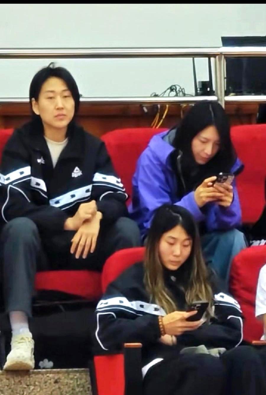 看完这张图片，你就理解高颂为什么是四川女篮的定海神针了。
 

场边休息的时候，