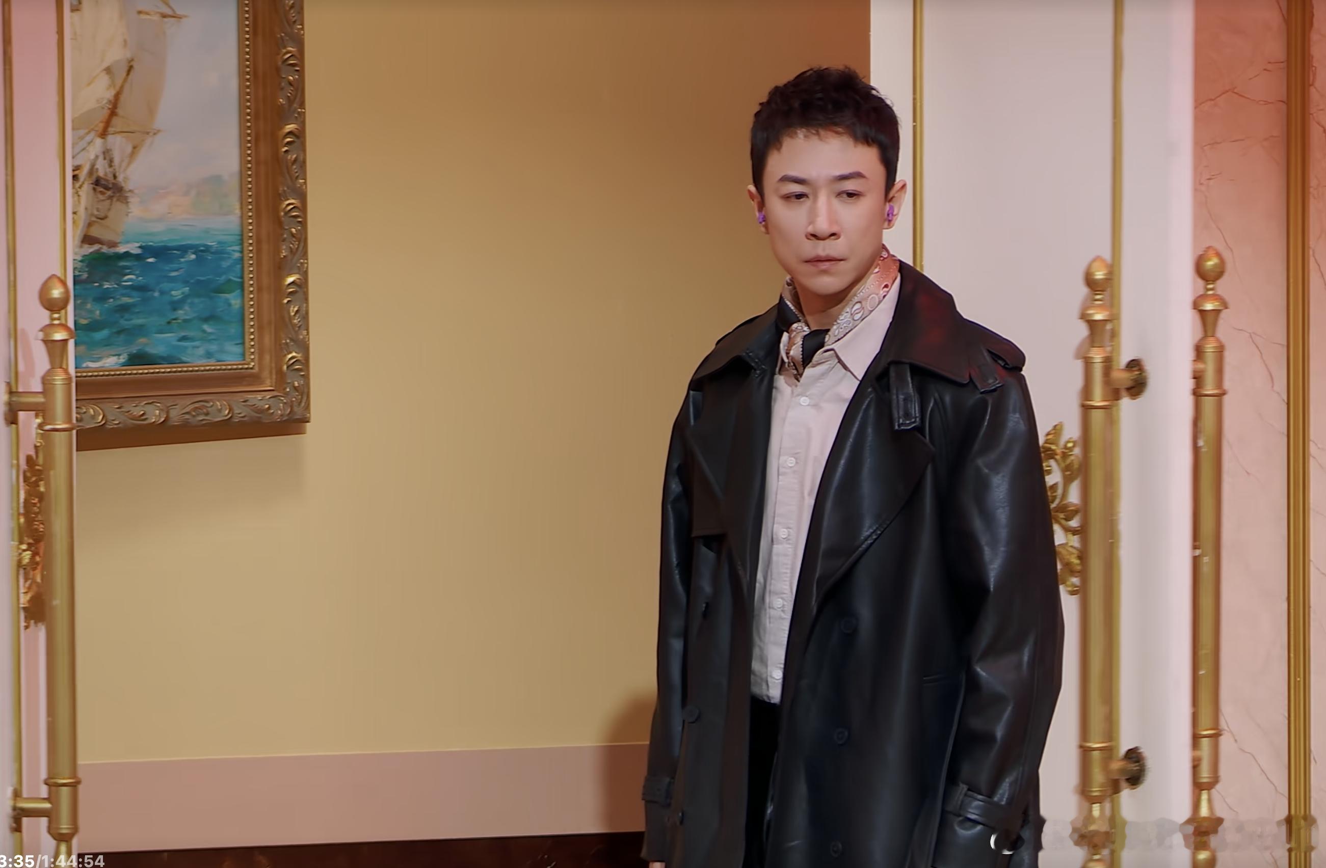 喜剧人玩自己的梗简直太狠了，张维伊的耳机梗，手表梗和气泡音梗，太搞笑了！张维伊喜