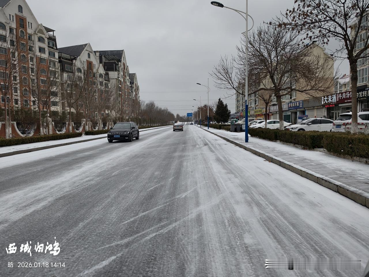 坐标：山东东营。
1月18日，一场雪伴随着降温来临，一些清扫不及时的路面被车辆碾
