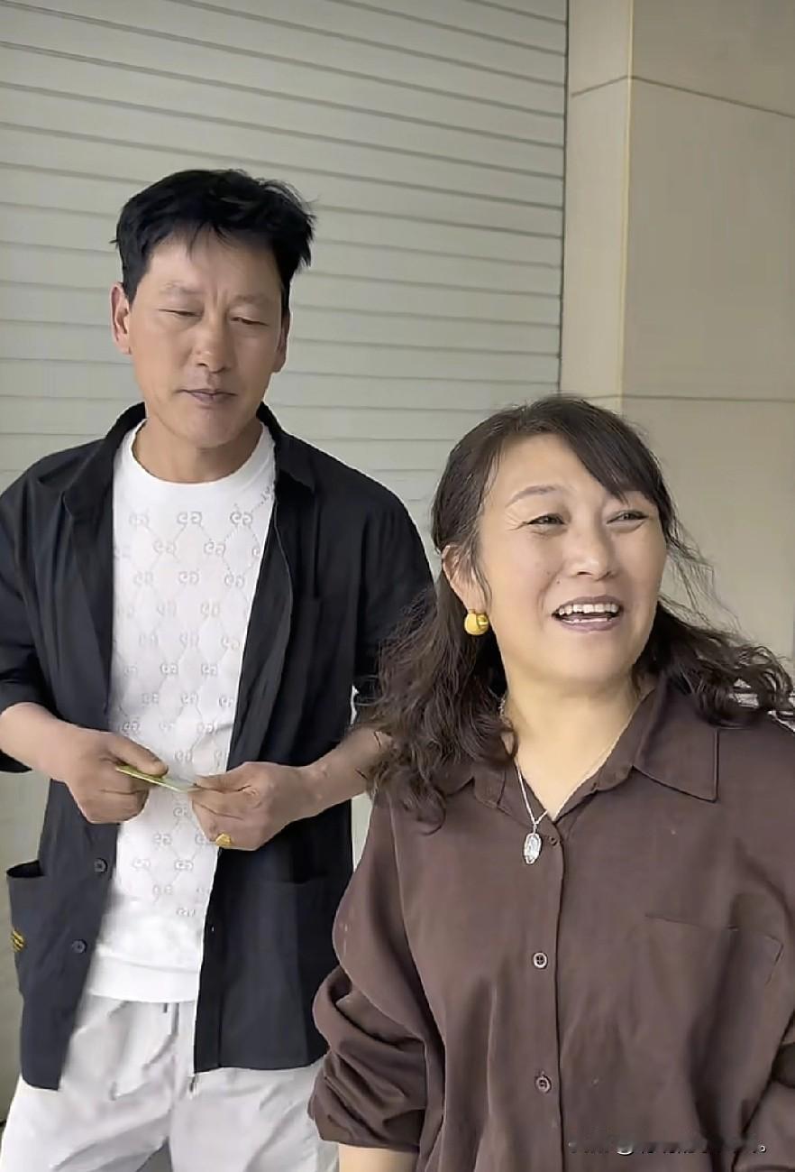 小乡村的故事！
    佟小喵 被紧转到上海医院了。郭老大 急忙和小曼商量后，决