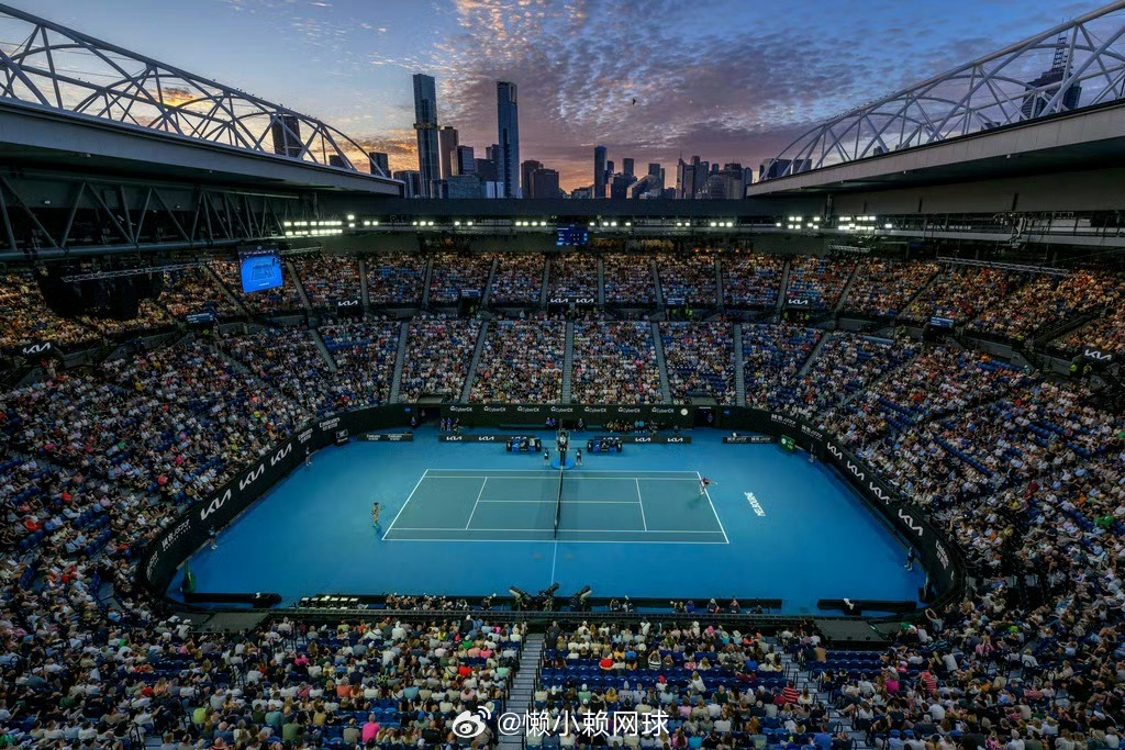墨尔本的骄阳炙烤着赛场，劳力士与澳网的时光之约，于2026年再度续写崭新篇章。传