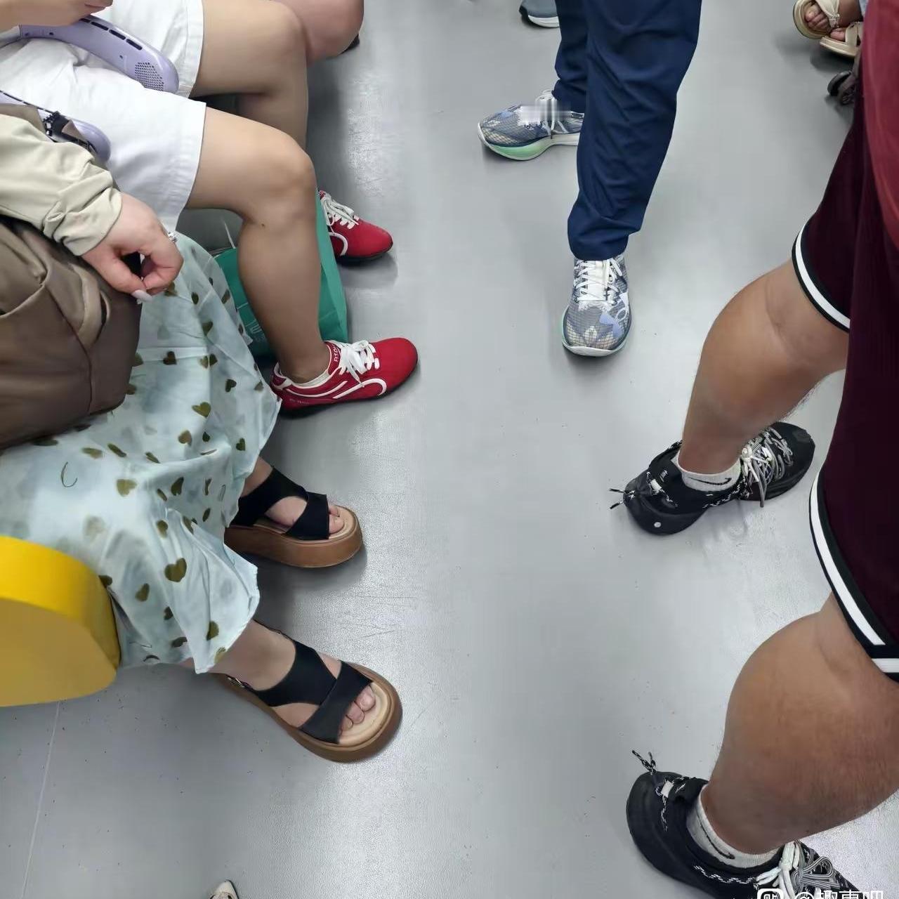 现在大街上基本看不到高跟鞋了，变化太明显
 
坐地铁逛街时发现一个扎心现状：如今
