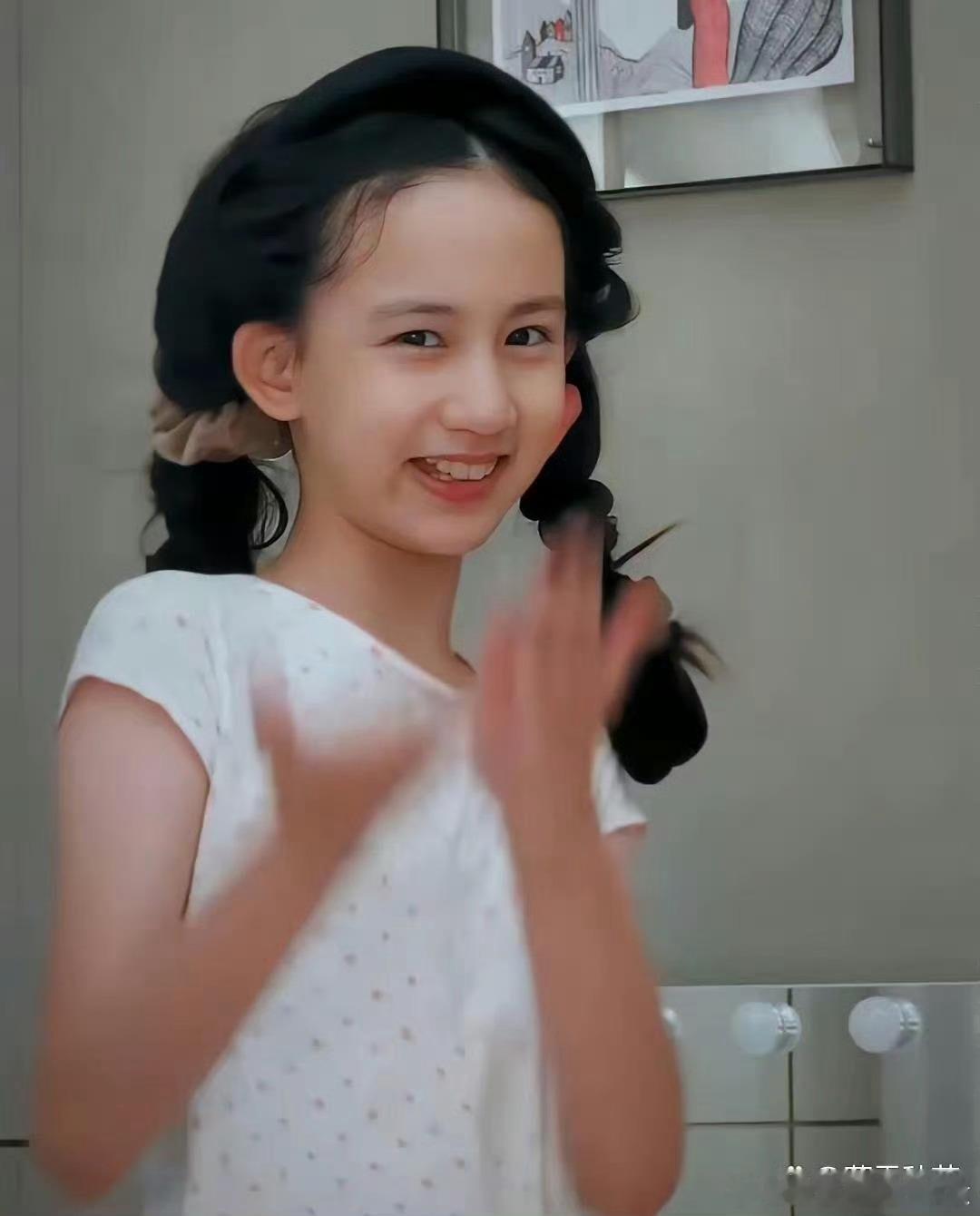 黄磊的二女儿跟黄磊也太像了吧！颜值也遗传了父母的优点 