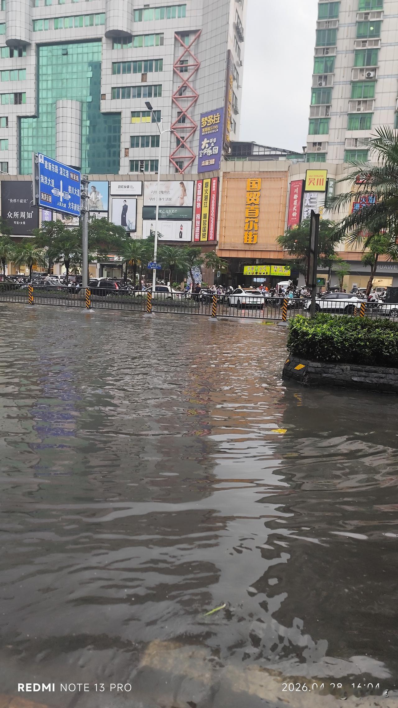 在湛江市区下雨天出行，要有船才是王道。年年挖年年涝，都不知道什么时候才是个头。