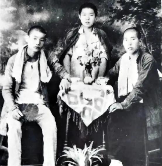 1945年，八路军在公路上伏击日军，由于敌人太多，排长便下令撤退，一个小战士却因