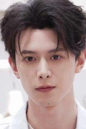 2026年3月31日，邓凯亮相上海国金中心Prada限时店开幕活动，现场人气爆棚