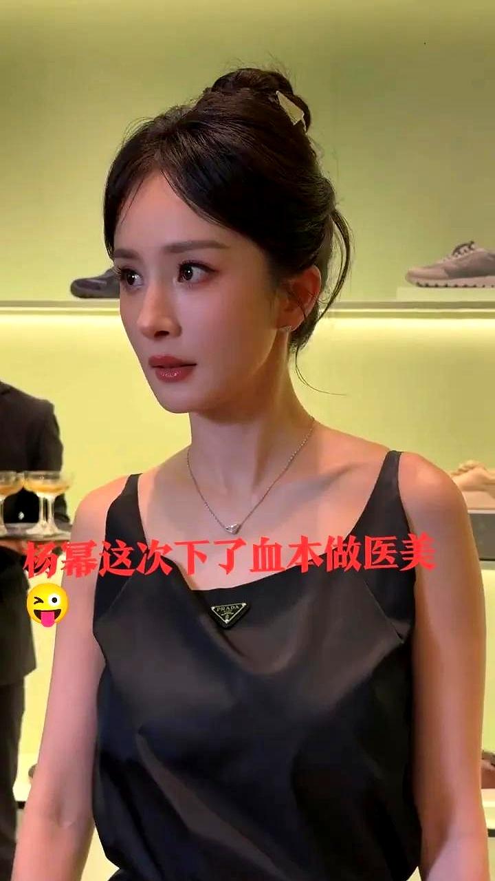 这状态也太能打了吧？
杨幂这回一出场，真的有种“精修图照进现实”的感觉。

脸部