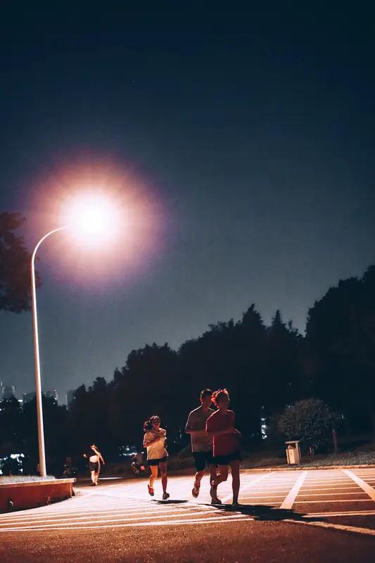 夜跑5公里完成✅ 耳机里的音乐，脚下的风，把一天的疲惫全吹散。跑下去，天自己会亮