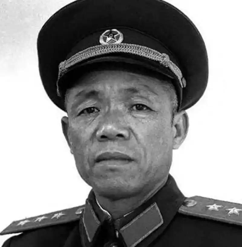 1981年冬，韩先楚站在红安破旧的县委招待所，望着满屋披着破棉絮的老乡，电话拿起