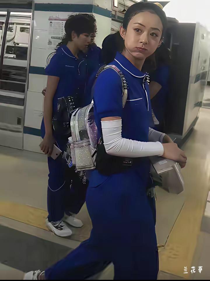 出名前的赵丽颖，你说可爱不？边走路边嘴里还吃着零食。