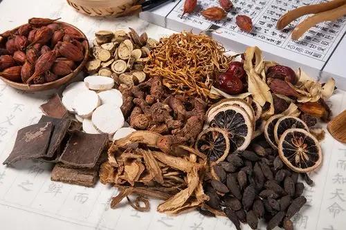 咽喉肿痛，扁桃体发炎，常用一味药泡水喝，轻松解决问题
咽喉如含刀片般刺痛、吞咽时