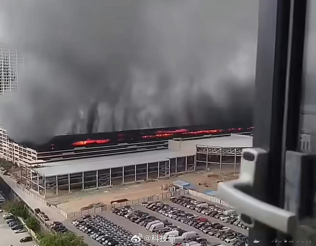 比亚迪公司起火官方通报来了，火已经扑灭，万幸没有人员伤亡！刷到现场照片的时候吓了