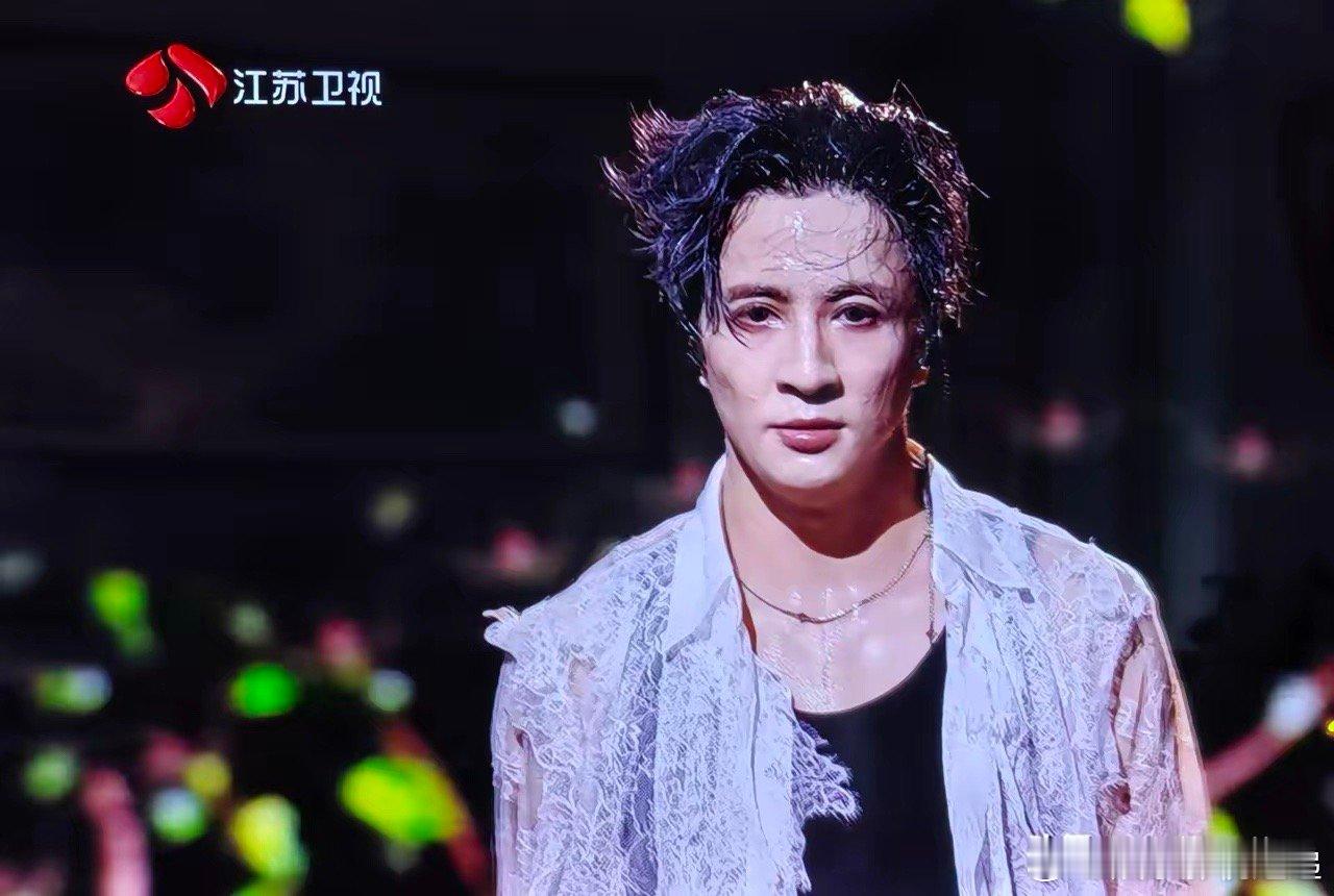 乖乖！现在的歌手都这么疯狂的了么？江苏卫视跨年晚会上，被薛之谦的举动惊呆了。《丑