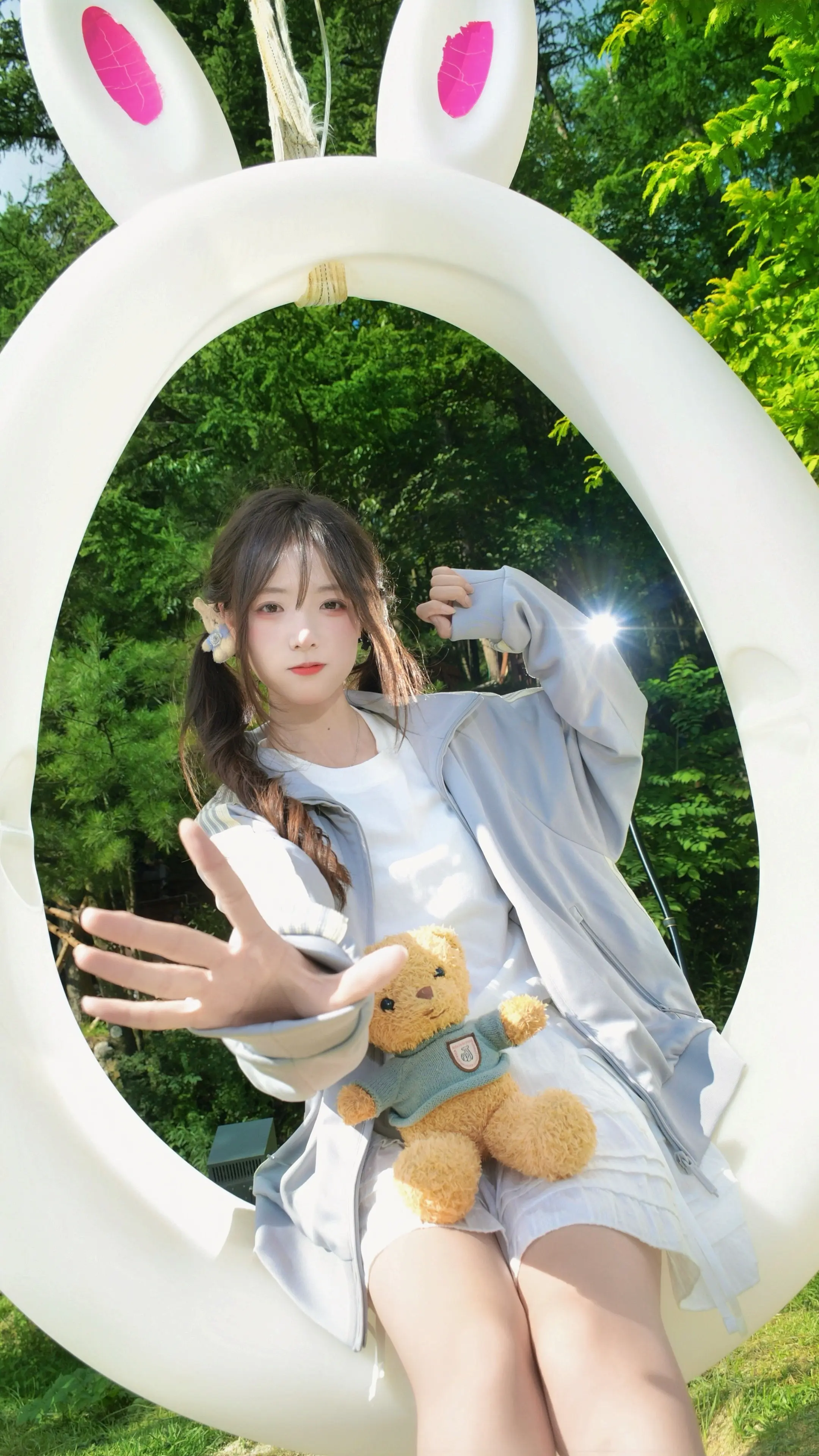 以前总是害羞不敢直视你 现在总是后悔没有好好看你 在你还爱我的时候还没有抱住你