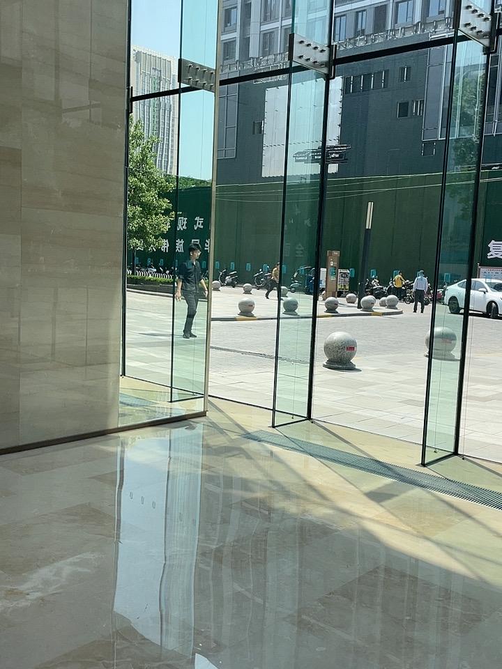 沈阳嘉里企业中心一大怪，在这个办公楼的大堂里，立了一个企业楼宇介绍各个企业的牌子