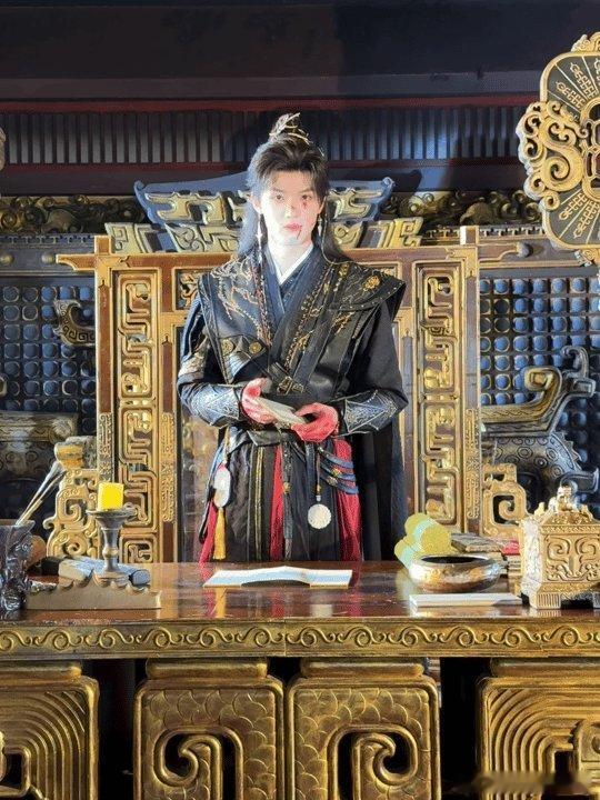 周峻纬夏弃疾双强出夏弃疾真的太会拍了，这个周峻纬的神图一下子武将的气质和帝王的气