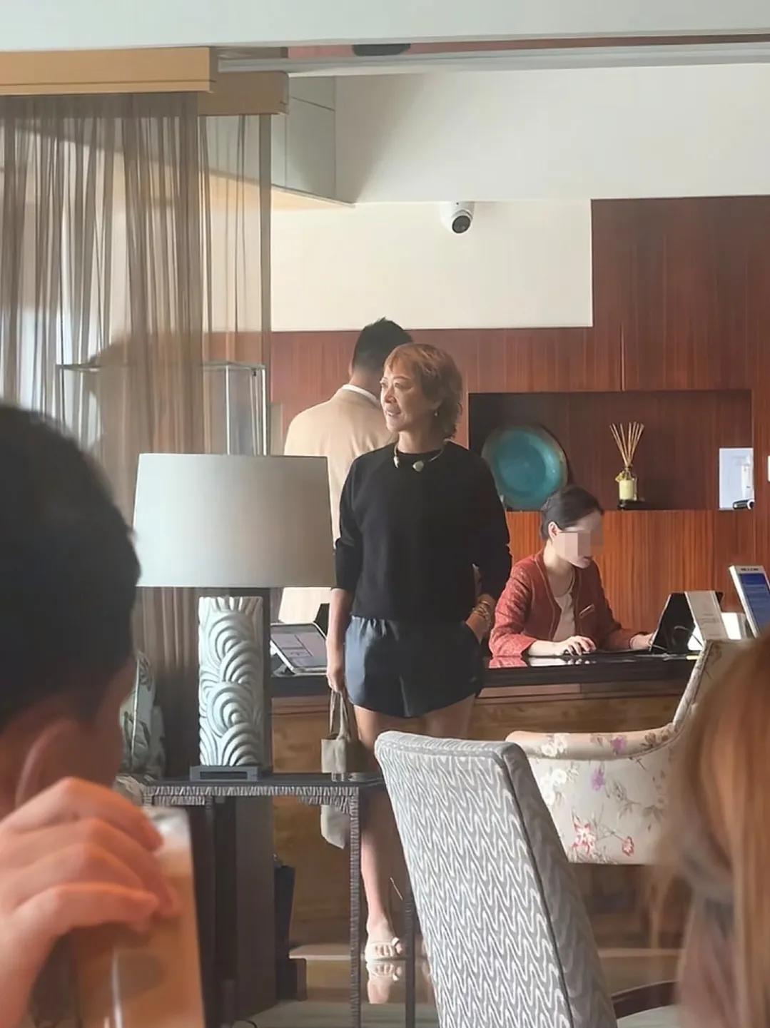 任贤齐老婆近照曝光，保养得真好！

今天，有网友发文称，吃早餐的时候偶遇任贤齐老