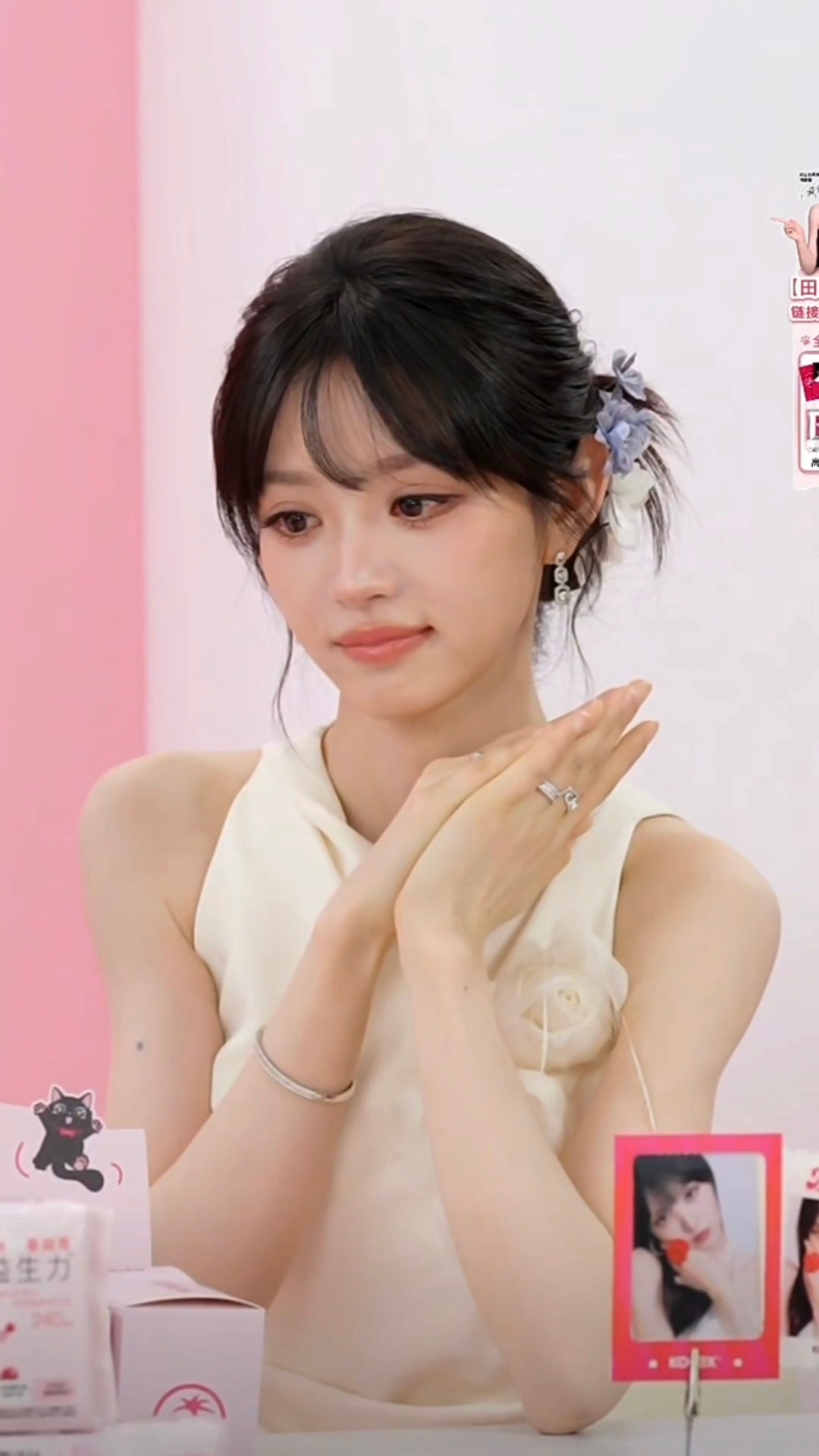 哎呦小田还是这么感性，看完品牌准备的短片被感动哭了🥺🥺田曦薇被品牌短片感动哭