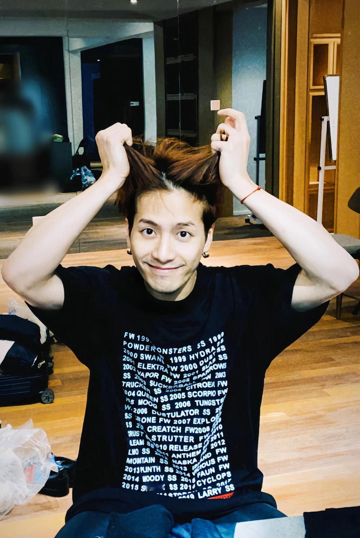 巴黎街头的可爱暴击！嘎嘎抱小熊的模样苏萌双在线，时尚气场拉满还嘴硬说不可爱，da