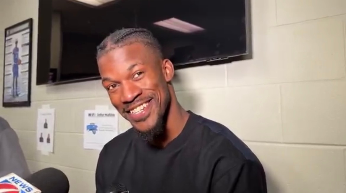 当被问及明天晚上是否出战对阵热火比赛时，巴特勒回答说：“谁知道呢？我们醒来后再看