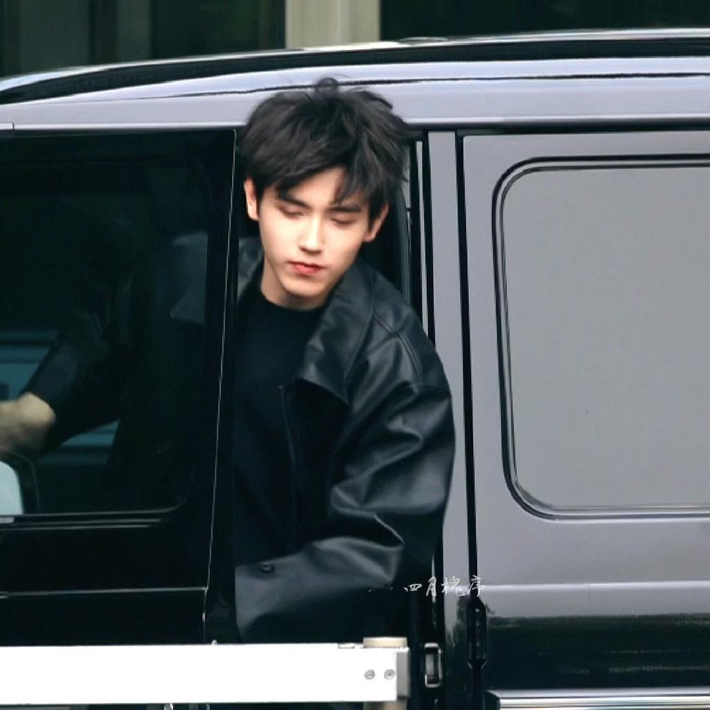 陈飞宇下车 连头发丝都是帅的🥺 ​​​