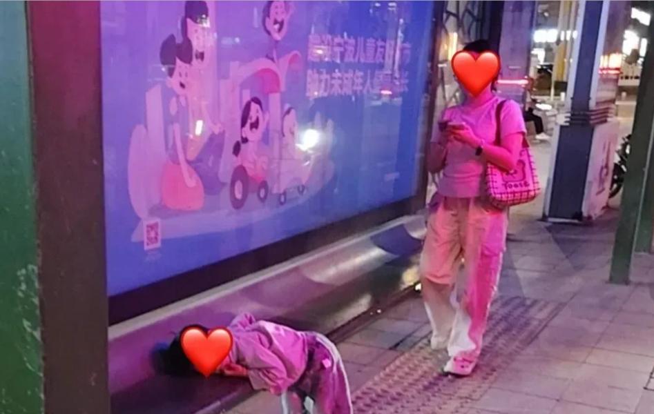 宁波 3 岁幼童夜晚走失，独自躺在公交车站座椅上呼呼大睡，环卫工人、外卖小哥……
