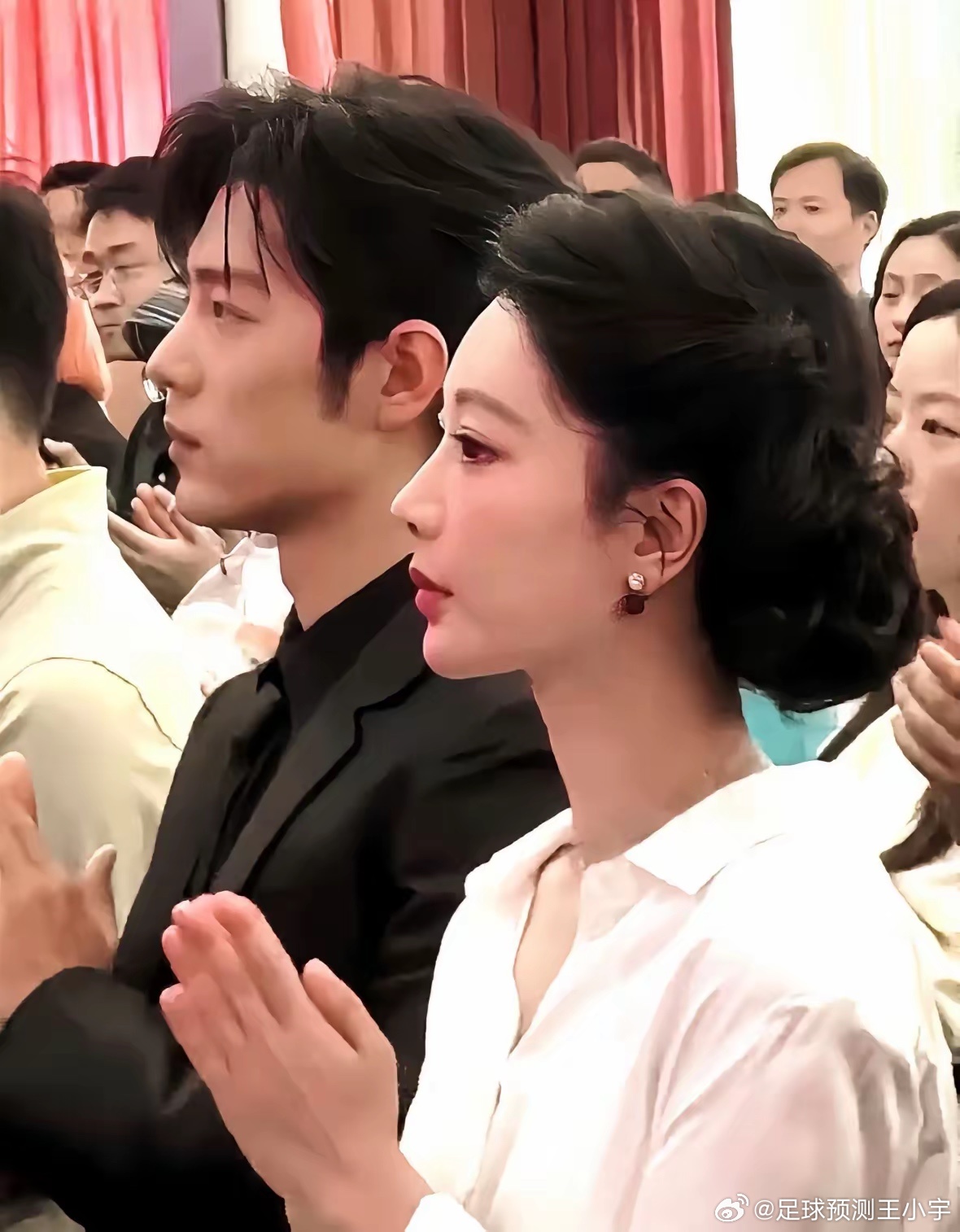 肖战杨紫坐一起杨紫一旁是胡歌，另一边是肖战杨紫与肖战历史性同框！另一边是生命树剧