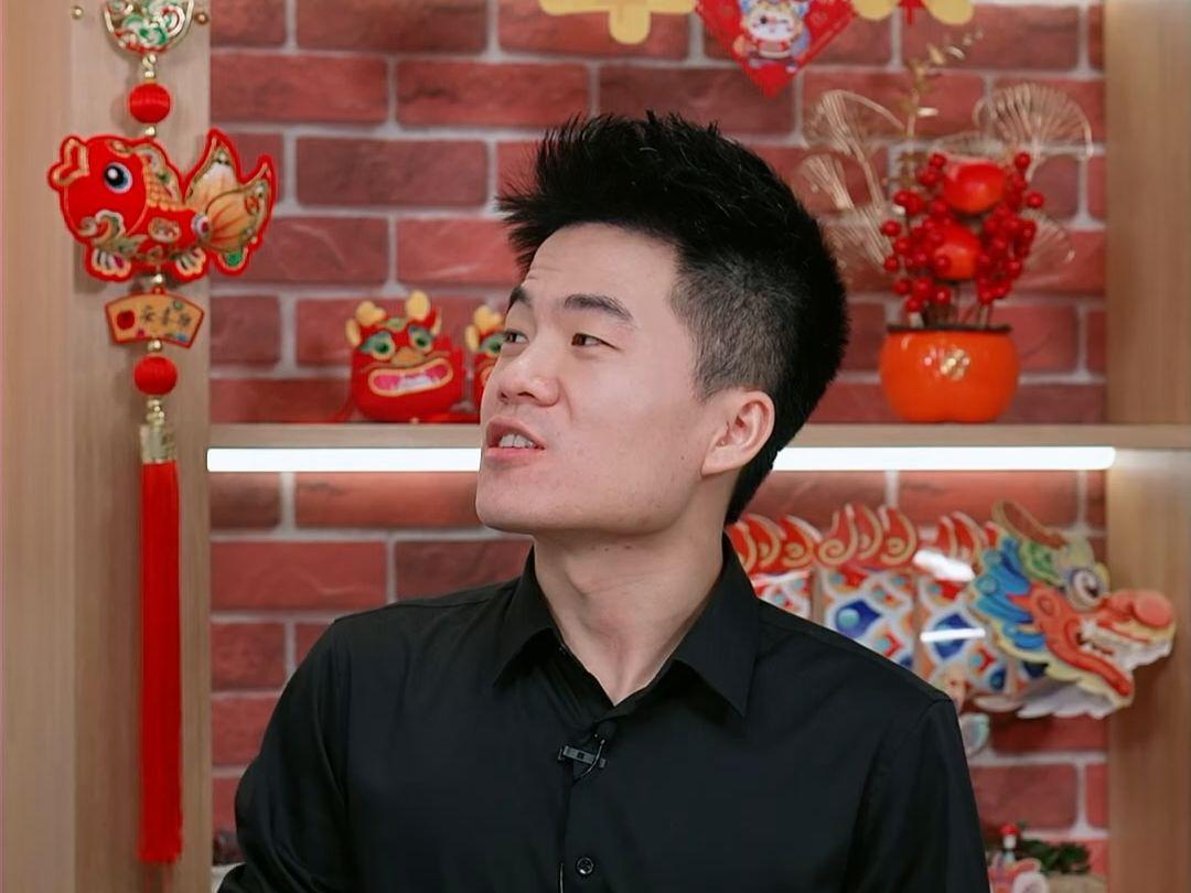 一次，迟子建问董宇辉:“你怎么读那么多书啊？”董宇辉脸一红:“找不到女朋友，每天