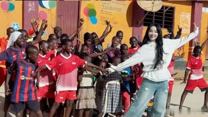 李莎旻子晒成龙合影为非洲儿童圆梦 声生不息华流季，李莎旻子在非洲，为学中国功夫的