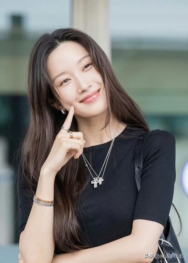 韩娱资讯，文佳煐近日现身韩国仁川机场，据悉她此次出行将前往意大利出席个人的海外日