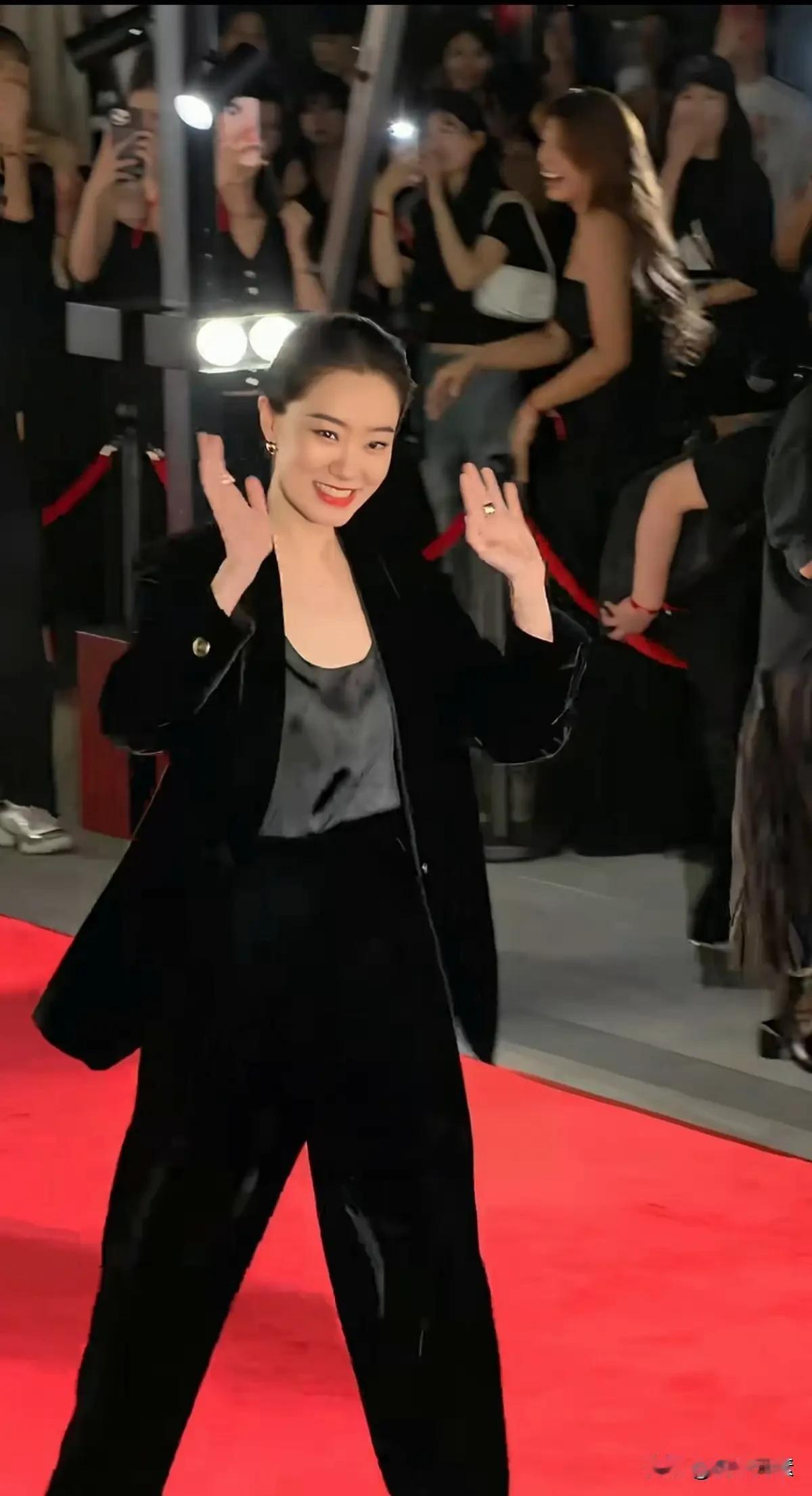 自从贾玲解散大碗娱乐后，随着她一起沉寂的还有张小斐。

都说贾玲是张小斐的伯乐。