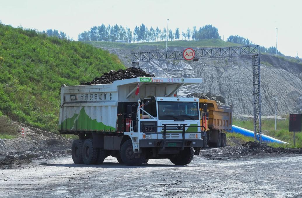 为什么大型矿山都换成电动卡车了？

你肯定好奇，矿山里那些拉着 90 吨矿石的钢