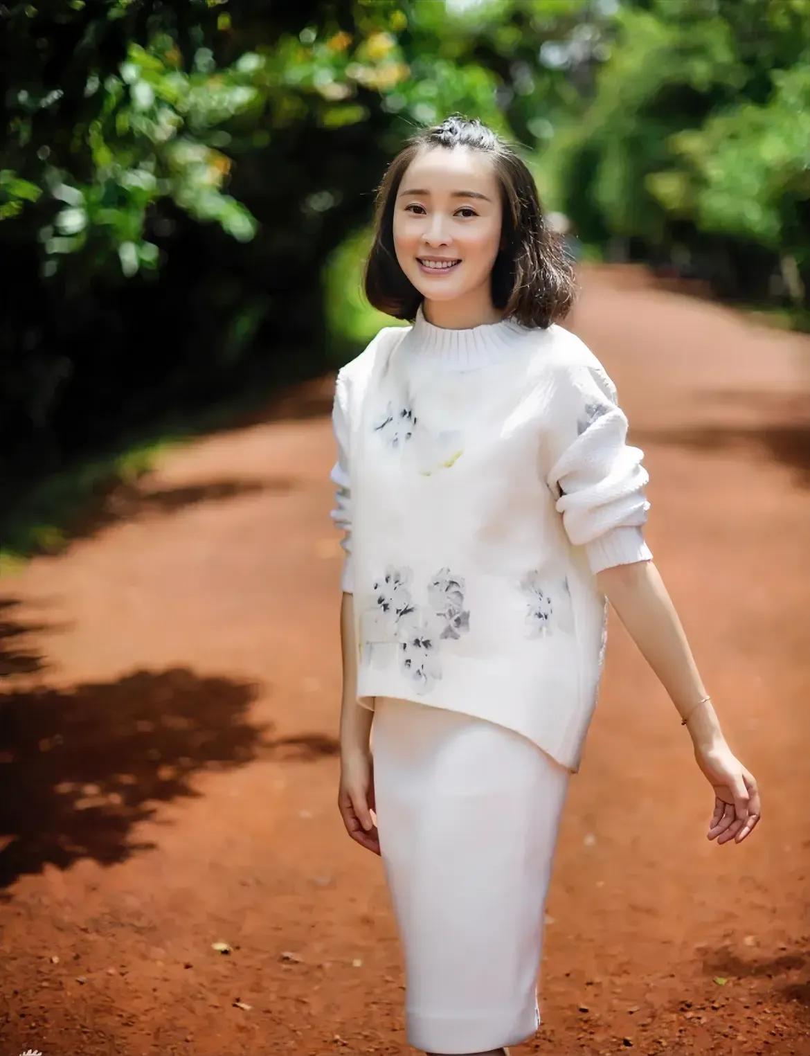 吴越，作为一名深受观众喜爱和支持的实力派女演员，在感情上历经辛酸，曾拥有过一段刻