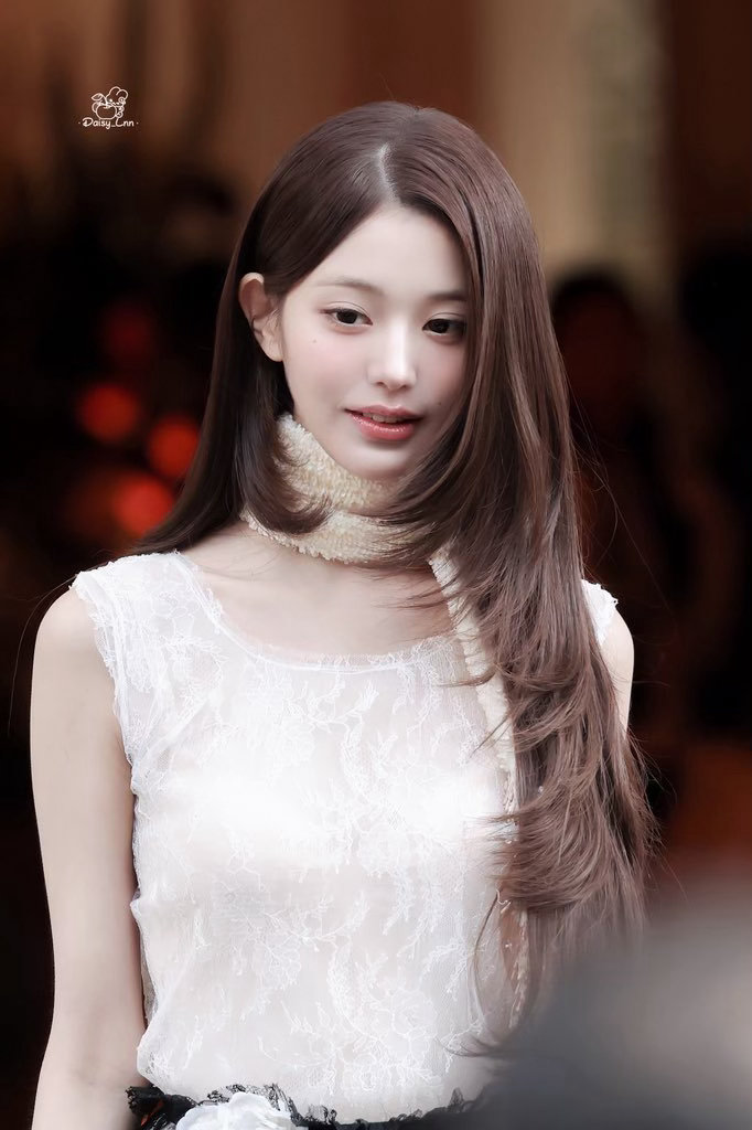 张元英超长围巾张元英的围巾好长 美美美 高层次也美 蕾丝裙也美 ​​​