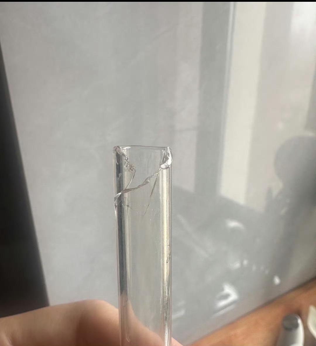 谁还在用玻璃吸管啊，看着就怕噢。一不小心碎裂划伤嘴巴太危险，还是普通吸管更省心安