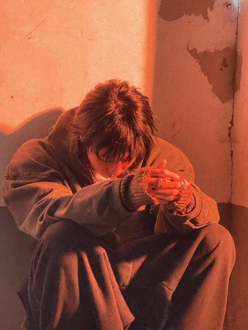 谁来管管徐明浩的幽默感徐明浩这么妙的嘛认真搞艺术的是他，淡淡讲冷笑话的也是他。徐