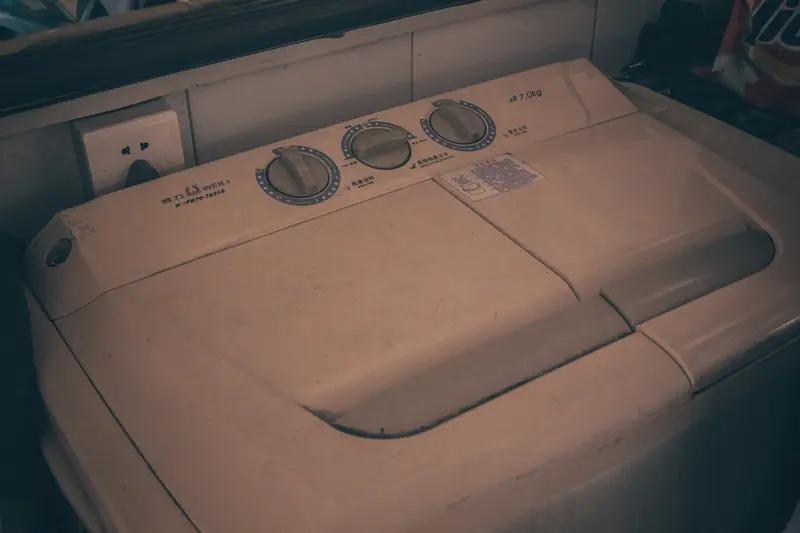 机洗羽绒服存在爆炸风险，尤其在老式波轮洗衣机中，因防水涂层和高速脱水导致气体积聚