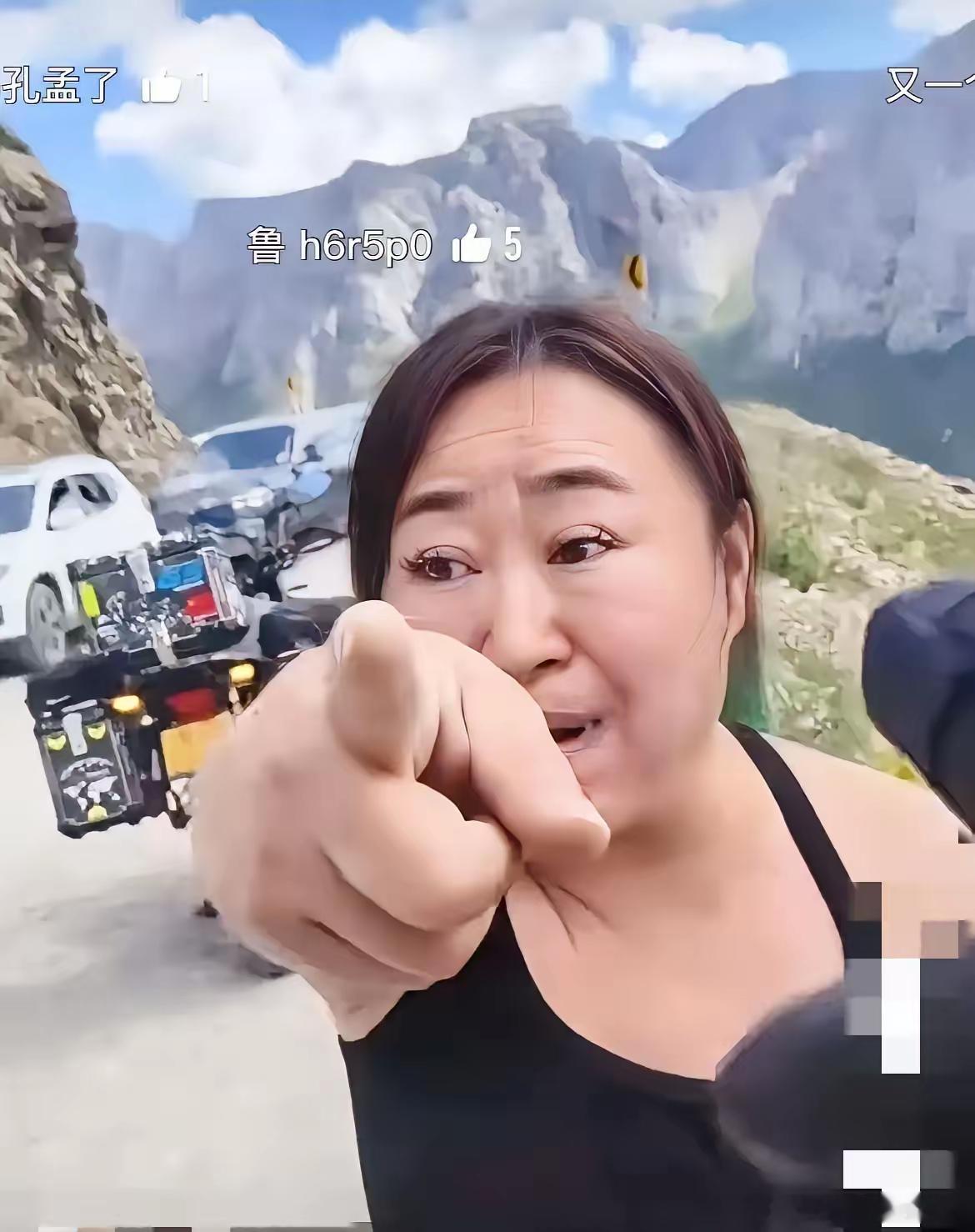 悬崖边逆行，还敢动手？！奔驰女逼停、怒踹摩托！警方介入，女司机声称道歉不可能！​