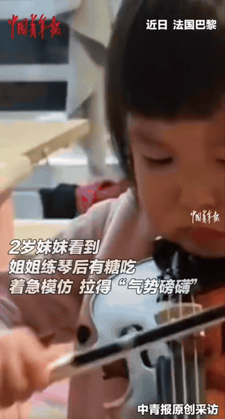 笑不活了！妈妈为了鼓励大女儿练琴，承诺每次练琴后都会给她糖果吃，没想到小女儿看到