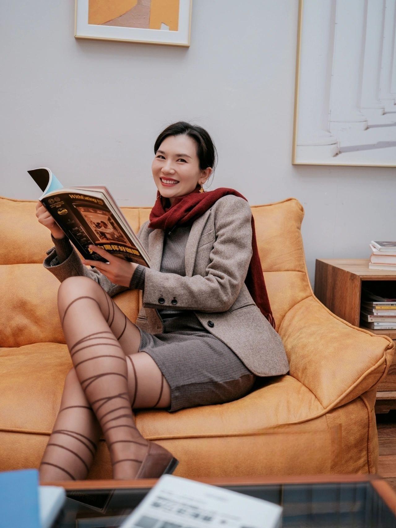 浅棕色西装外套版型大气，宽松的剪裁营造出随性的职场气场，与内搭的灰色针织连衣裙形