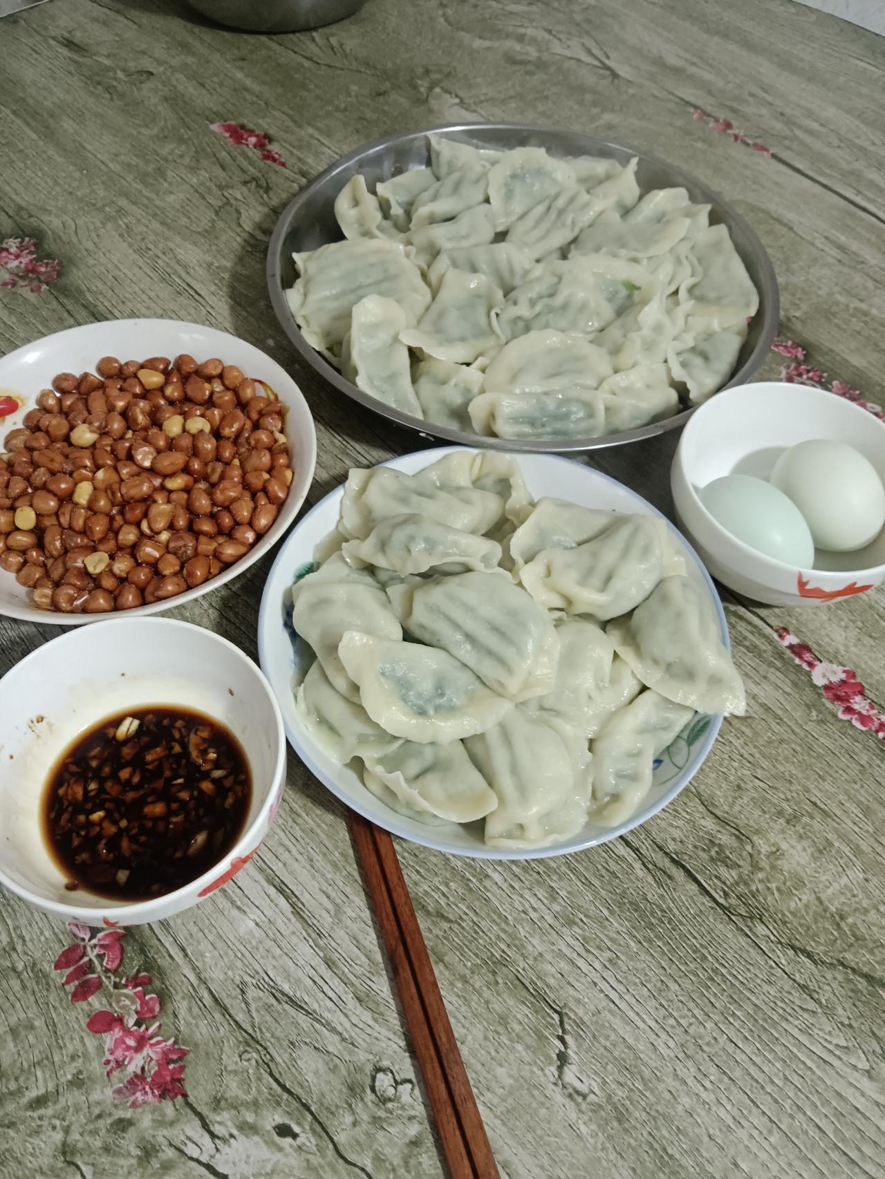 这饺子够俩人吃的
谁来吃？
[灵光一闪][灵光一闪][灵光一闪][捂脸][捂脸]