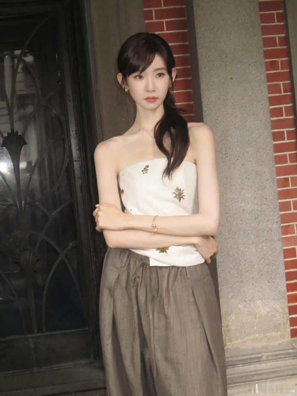 其实感觉张艺凡也可以试一下拍现偶 她条件很好耶 ​​​