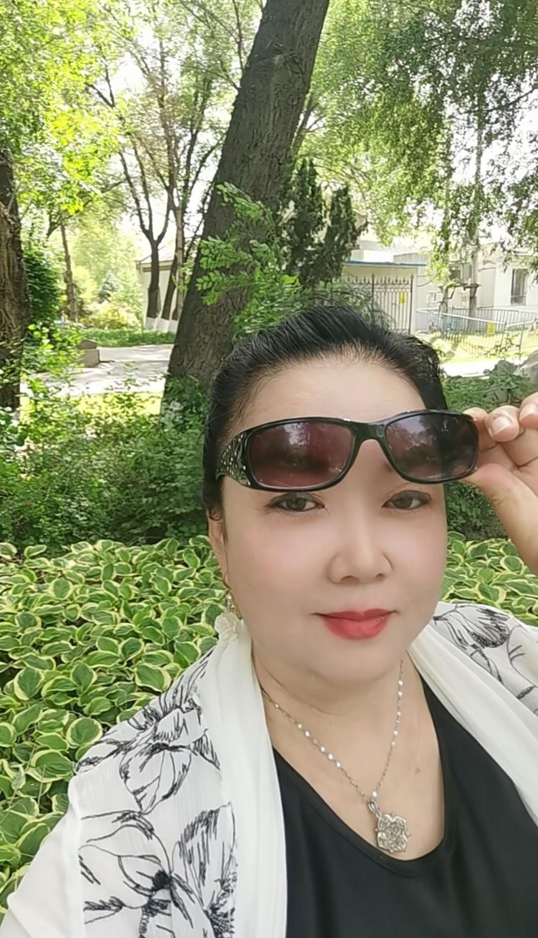 终于到了不怎么用力活着的年龄，可以静静滴坐在公园看看美景，吹吹小风，听听音乐。心